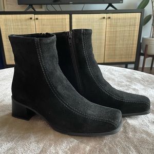La Canadienne Black Suede Booties